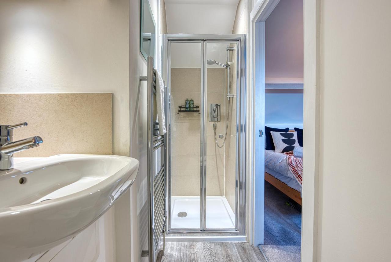 Ashcroft Loft By Timeless Stays - Stunning 3 Bedroom, 2 Bathrooms, Charming Central Apartment Featuring A Balcony Cirencester Exterior foto