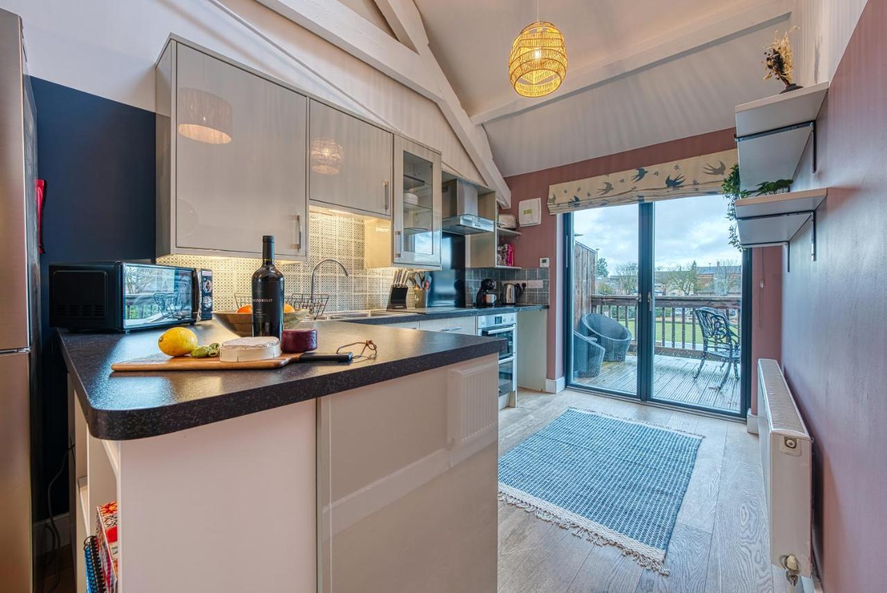 Ashcroft Loft By Timeless Stays - Stunning 3 Bedroom, 2 Bathrooms, Charming Central Apartment Featuring A Balcony Cirencester Exterior foto