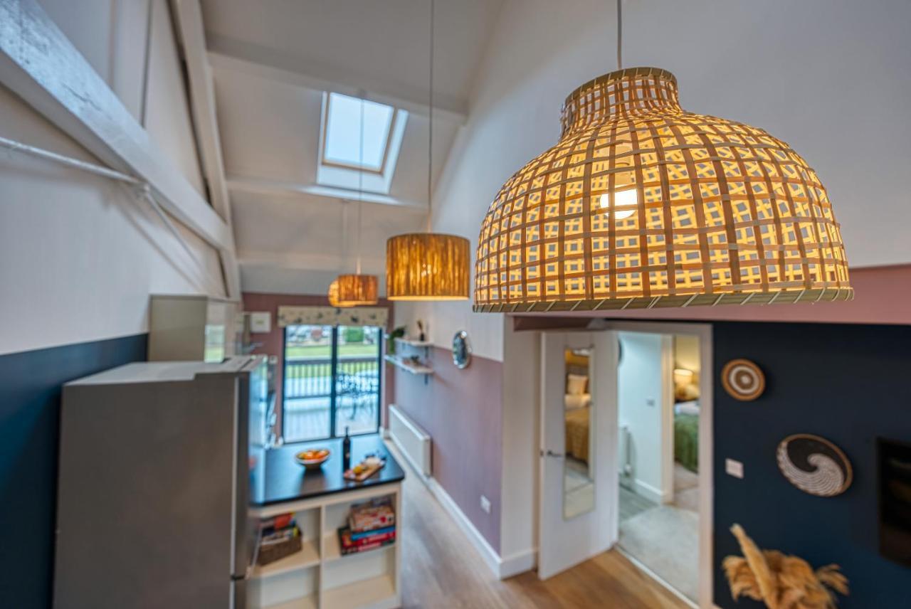 Ashcroft Loft By Timeless Stays - Stunning 3 Bedroom, 2 Bathrooms, Charming Central Apartment Featuring A Balcony Cirencester Exterior foto
